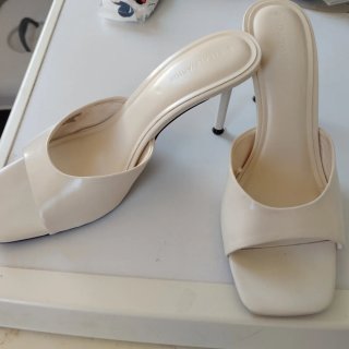 Zapatos tacón Stradivarius beige