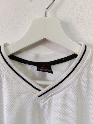 Camiseta Nike Vintage 90s Cuello en V Blanca