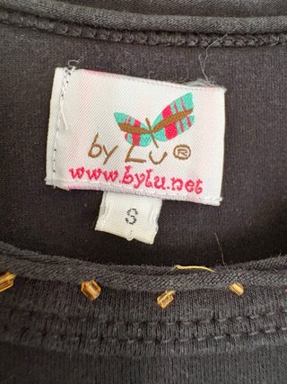 Camiseta negra con silueta beige
