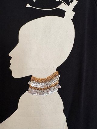Camiseta negra con silueta beige