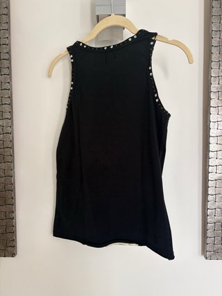 Camiseta negra con silueta beige