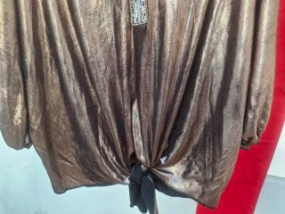 Blusa T U. Con etiquetas. VER medidas