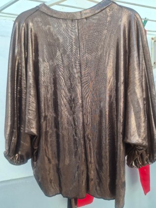 Blusa T U. Con etiquetas. VER medidas