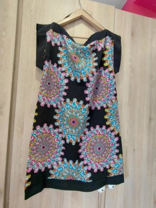 Vestido con estampado de plumas