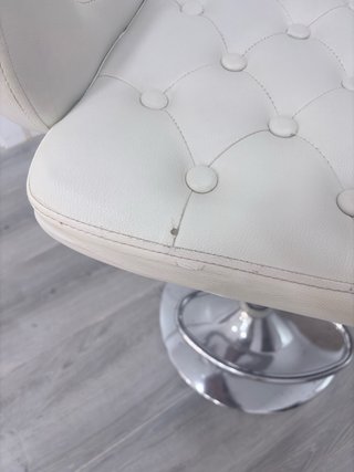 Taburete de maquillaje blanco y plateado