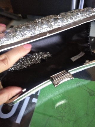 Bolso de fiesta plateado con pedrería