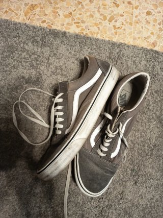 Zapatillas Vans grises y blancas