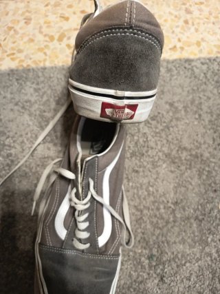 Zapatillas Vans grises y blancas