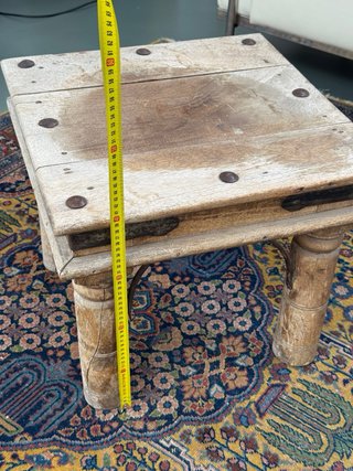 Mesita auxiliar colonial madera y metal