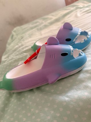 Ciabatte da piscina per bambini con design squalo