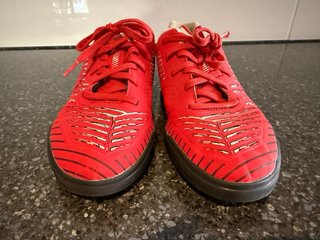 Botas de fútbol rojas para niño