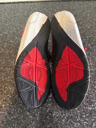 Botas de fútbol rojas para niño
