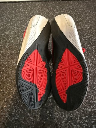 Botas de fútbol rojas para niño