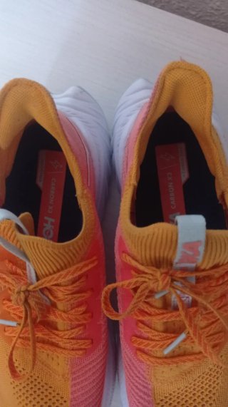 Zapatillas Hoka carbón x3 Pro Lyx Naranja y Blanco
