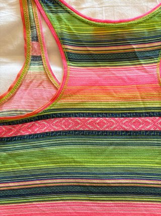 Camiseta Bershka Talla S Rayas Verdes y Rosas