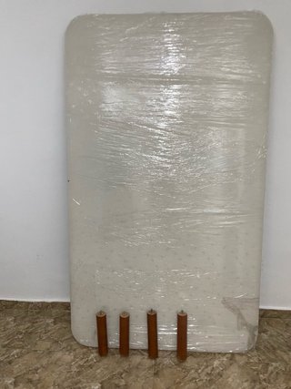 Colchón viscolástica y somier con patas en muy bue