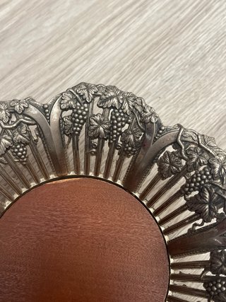 Cesta de pan decorada de metal y madera