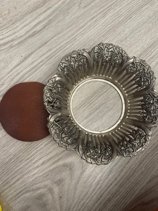 Cesta de pan decorada de metal y madera