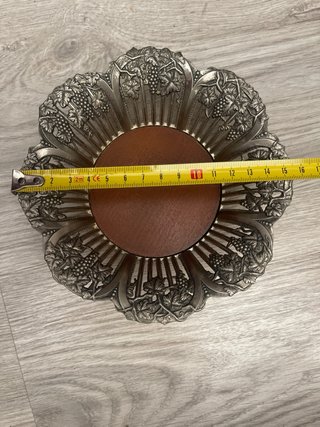 Cesta de pan decorada de metal y madera