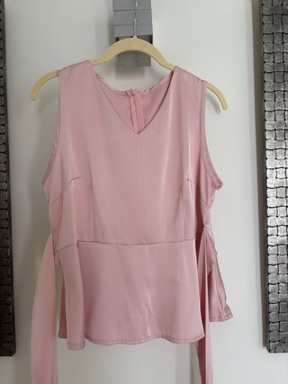 Blusa rosa peplum con lazo