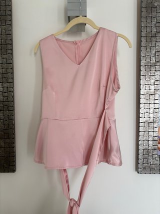 Blusa rosa peplum con lazo