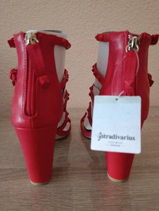 Sandalias romanas tacón tachas rojas