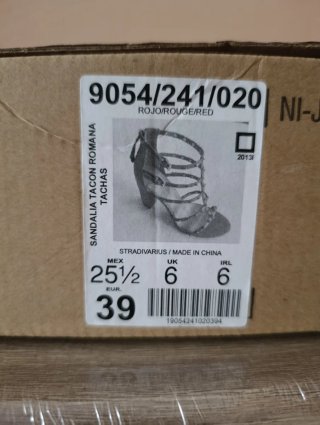 Sandalias romanas tacón tachas rojas