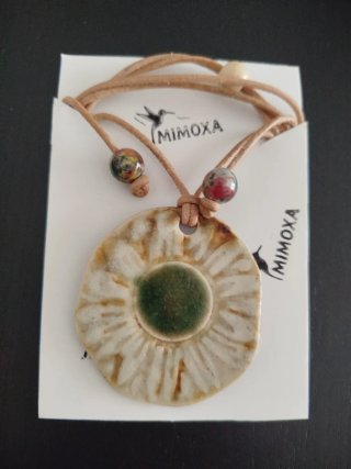 Colgante cerámica, cuero y madera
