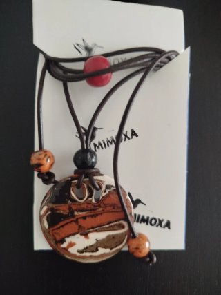 Colgante cerámica, cuero y madera