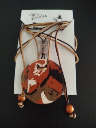 Colgante cerámica, cuero y madera