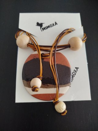 Colgante cerámica, cuero y madera