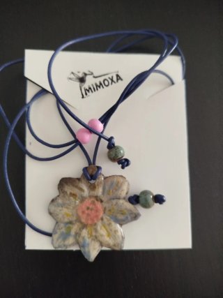 Colgante cerámica, cuero y madera