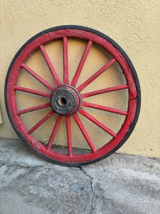 Arado antiguo de madera y metal