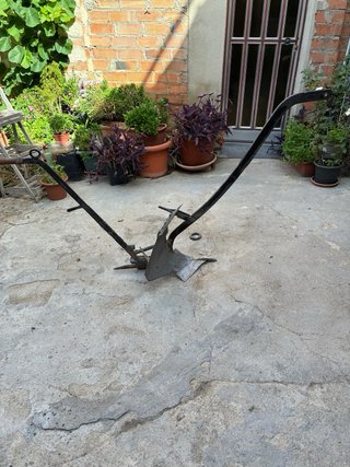 Arado antiguo de madera y metal