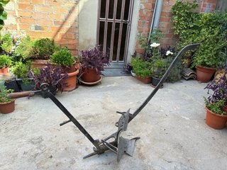 Arado antiguo de madera y metal