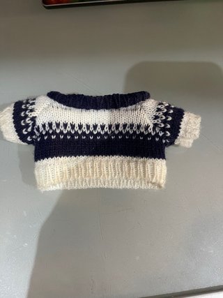 Ropa para muñeco tejida