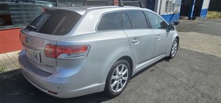 Toyota Avensis 2010 con libro de mantenimiento