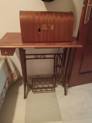 Máquina de coser Alfa Royale. Está en Almagro