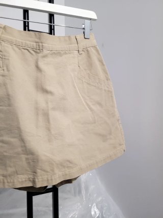Falda beige con cremallera