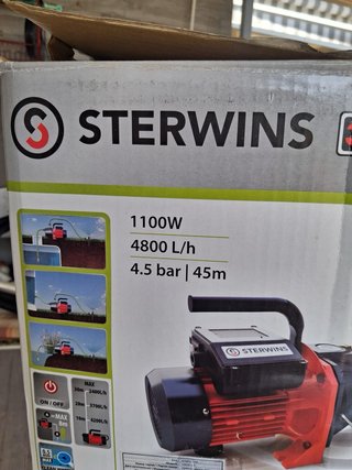 Bomba de agua Sterwins roja y negra