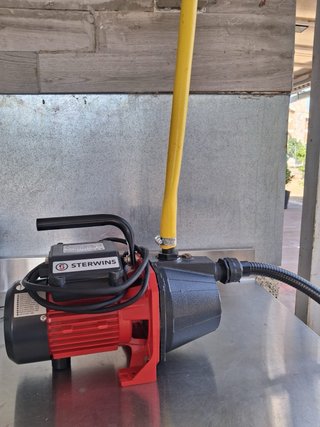 Bomba de agua Sterwins roja y negra