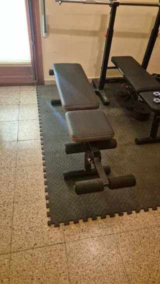 Banco de Gimnasio con Barra y Pesas