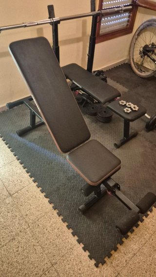 Banco de Gimnasio con Barra y Pesas