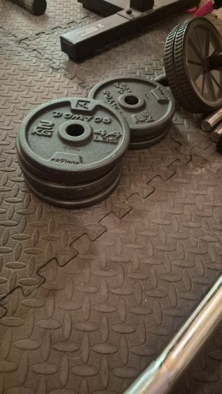 Banco de Gimnasio con Barra y Pesas