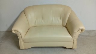 Sofá de piel beige