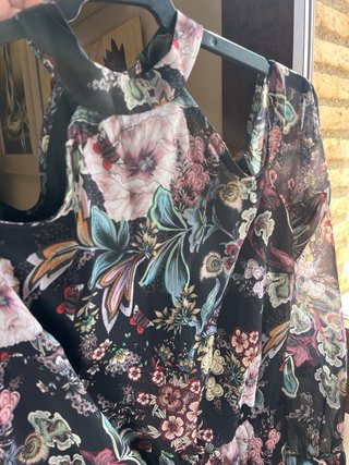 Vestido floral hombro al aire