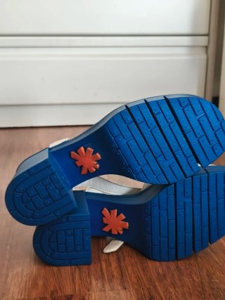 Zapatos de tacón blancos y azules
