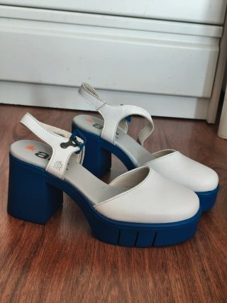 Zapatos de tacón blancos y azules