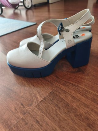 Zapatos de tacón blancos y azules