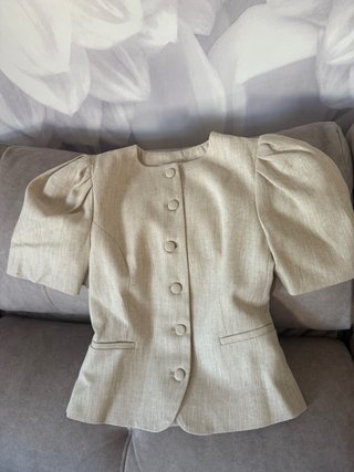 Blazer manga corta abullonada beige